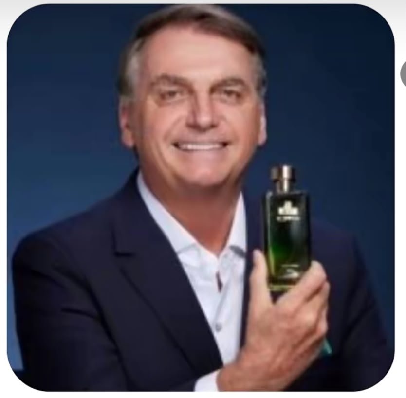 Homem segurando um perfume